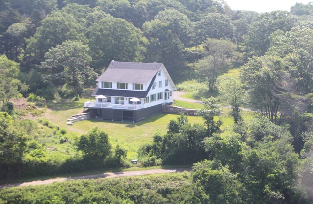 Walk the beach or watch the tides from "Boatyard". 6 bedrooms, AC, waterfront!