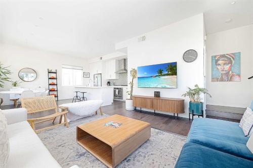 Walk to Balboa Park and Little Italy LUX Townhome