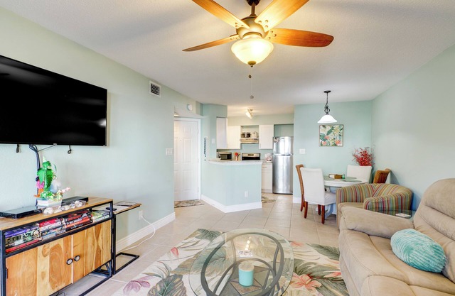 Walk to Beach: 1st-Floor Unit w/Pool in Melbourne