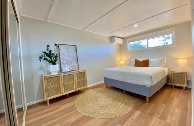 Walk to beach - 3bed House - Pet & kid friendly