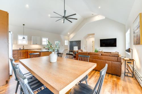 Walk to Beach and Sebago Lake Luxe Family Getaway!