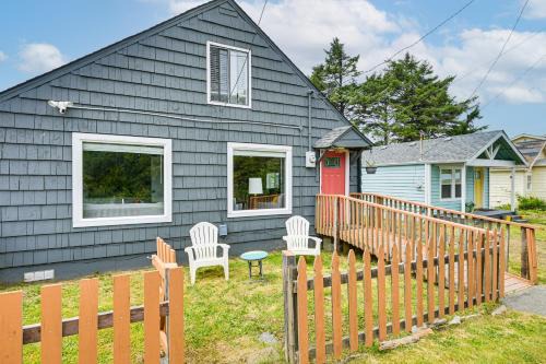 Walk to Beach Charming Home - 3 Mi to Seabrook
