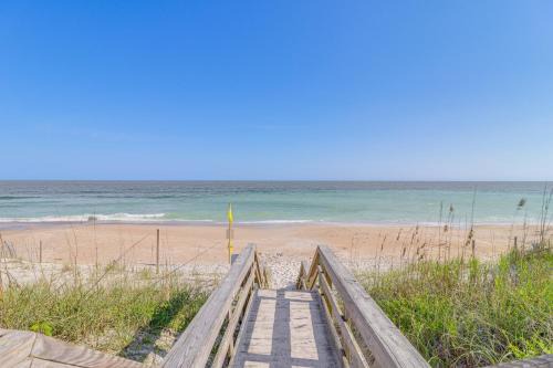 Walk to Beach Family-Friendly Surf City Condo!