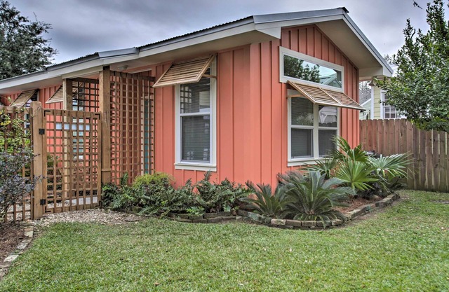 ¡NUEVO! A pie de playa de Chic Old Town Apt w / Yard!