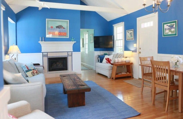 Walk To Beach, Hyannisport Three Bedroom!