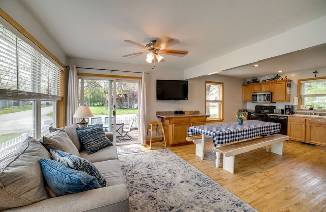 Cottage in Edinboro: Walk to Pat Crawford Beach!