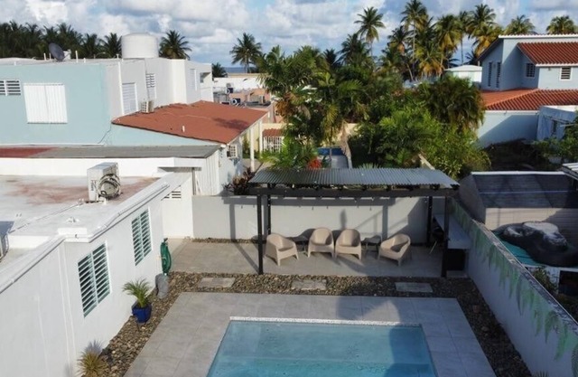 walk to beach or swim in the pool, 4 bedrooms by RedAwning