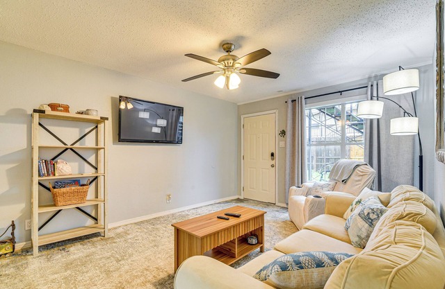 Walk to Beach & Pleasure Pier: Galveston Getaway