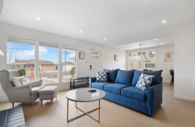 Walk to Beach -3 beds- 1 bath- Safe Town Remodeled Modern House I 20 min to SFO