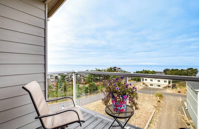 Walk to Beach: WFH-Friendly Retreat in Tillamook!