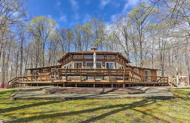 ¡NUEVO! Casa de familia con terraza, a pie de Big Bass Lake!