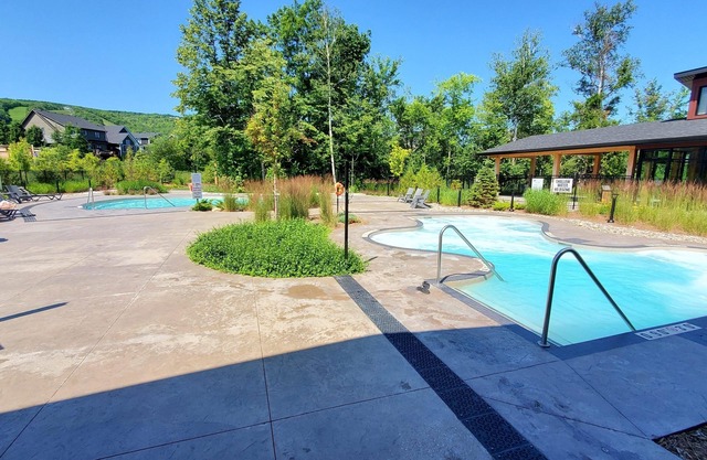 Walk to Blue Mountain Village & Bike to Downtown / Main Street. Community Pool.