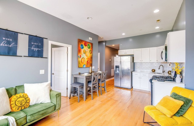 Walk to Chicago's Shops & Eats: Bronzeville Duplex