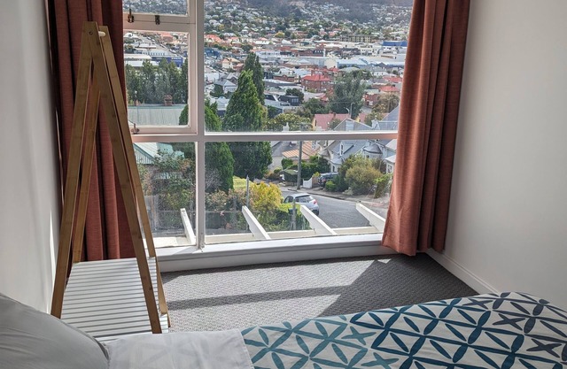 Walk to city from 2 bedroom apartment with beautiful city and mountain views