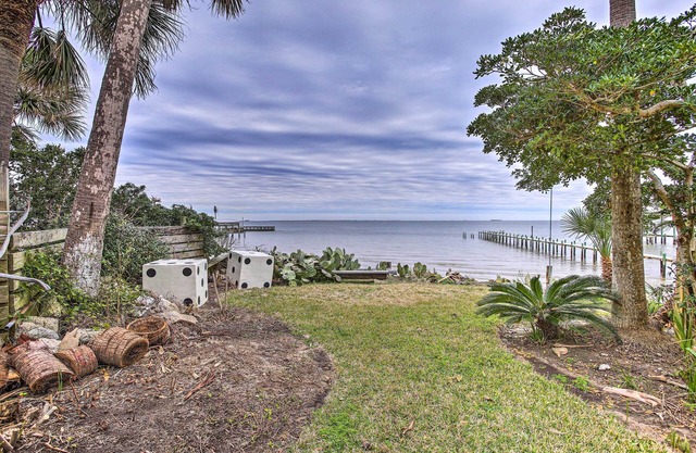 Walk to Coast: Galveston Bay Retreat w/ Grill