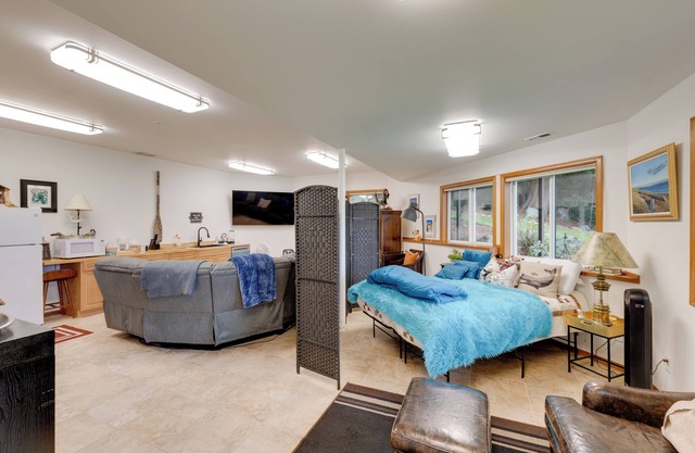 Walk to Cornet Bay! Charming Apt w/Patio
