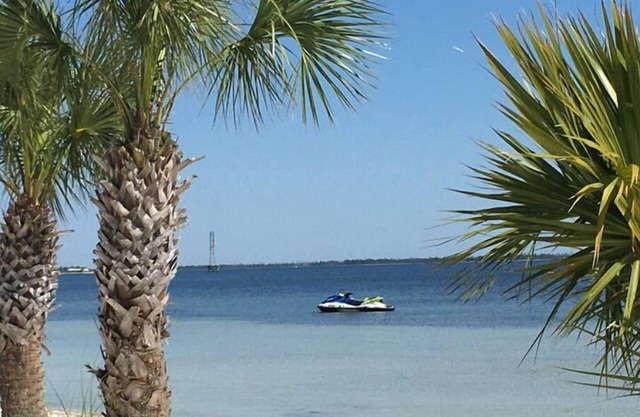 Walk to Dinner, Sunsets & the Bay! Pets OK! 15 min to Beach from St. Andrews