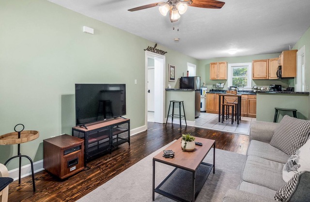 Walk to Downtown Aiken ~ Discount for 30+ day stays ~ Crooked Tree Cottage