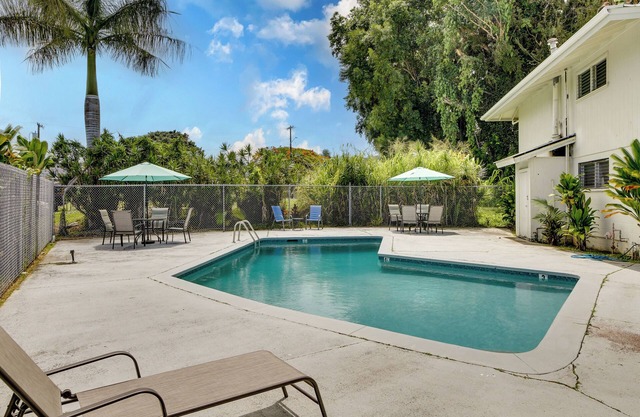 Quaint Hilo Vacation Rental w/ Community Pool!