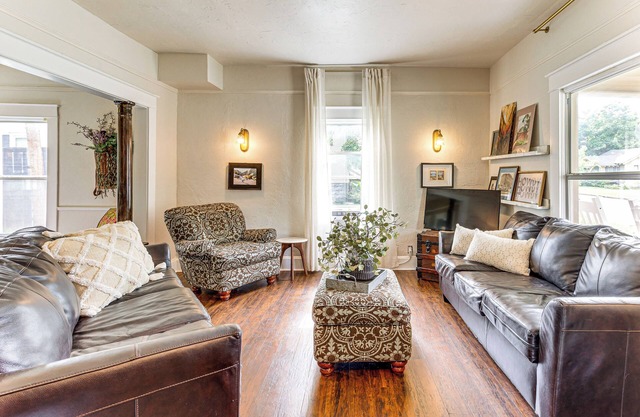 Walk to Downtown: Historic Guthrie Home on Mansur