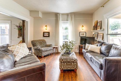 Walk to Downtown Historic Guthrie Home on Mansur
