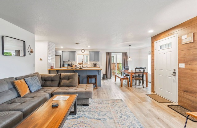 Spacious Downtown Sisters Oasis - Dog Friendly