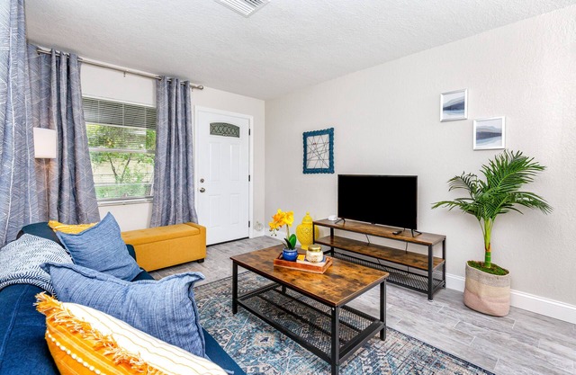 Walk to dwnt/7min to beach/king bed/Free parking