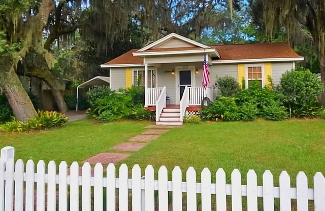 Walk to Ferry/ Private Pool/ Dogs ok!/ Fenced Yard/ Entire Home