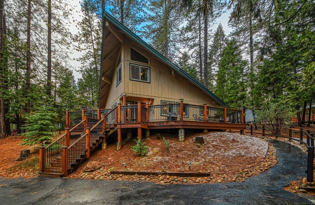 ¡Retiro formalmente lluvioso! Encantador 2 Bedrom en Blue Lake Springs con acceso al Sequoia Woods Country Club.