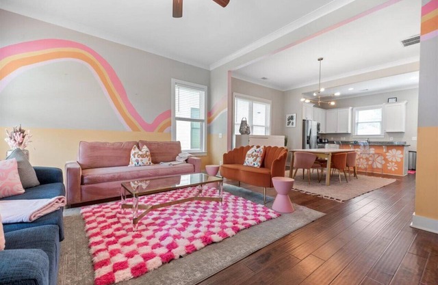 Walk to Forsyth, River Street, and Downtown! Pet Friendly, large fenced in yard!