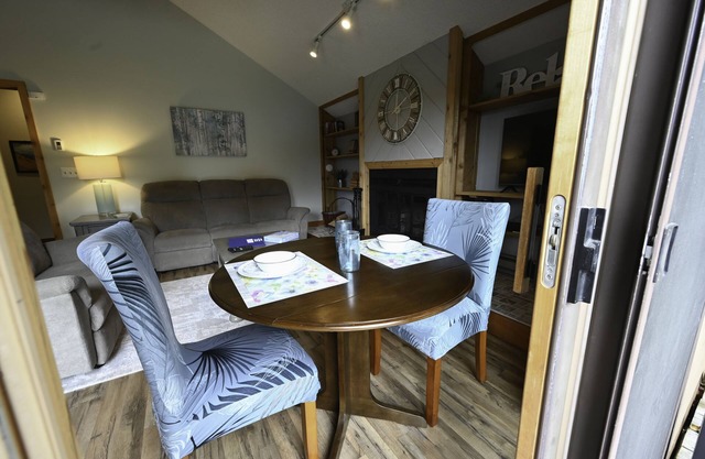 Walk to golf course and pool. fireplace. Sleeps 2 adults. Boat Parking