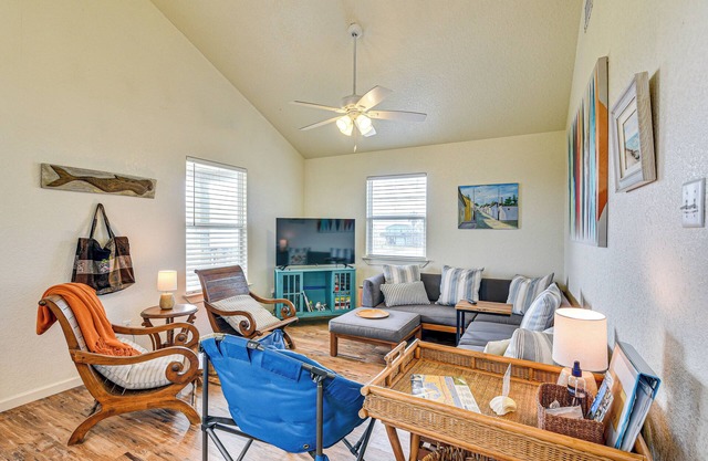 Walk to Gulf: Surfside Beach Home w/ Deck