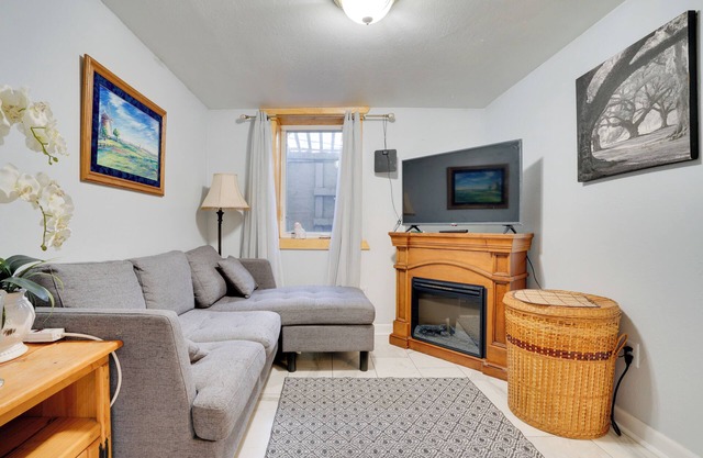 Walk to Lake George: Guest Suite in Oak Grove