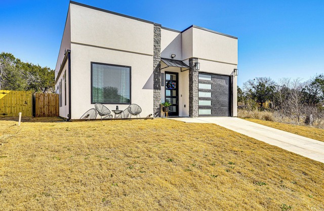 Walk to Lake: Modern Pet-Friendly Home in Granbury