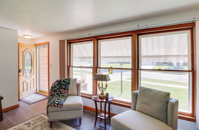 Walk to Lambeau Field: Green Bay Retreat
