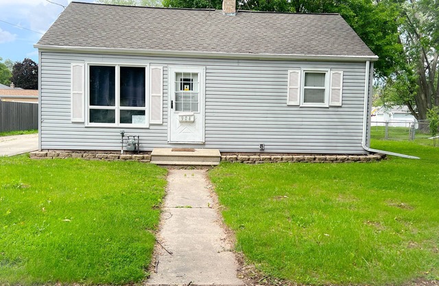 Walk to Lambeau Field! Cozy 2 bedroom, 1 bath. Sleeps 8