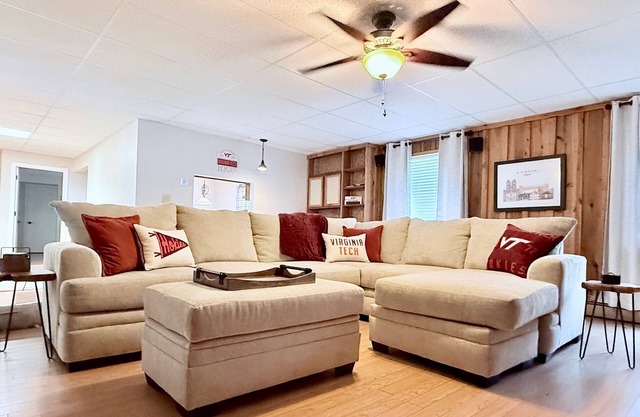 Walk to Lane Stadium ~ Charming 2-bedroom house in Blacksburg
