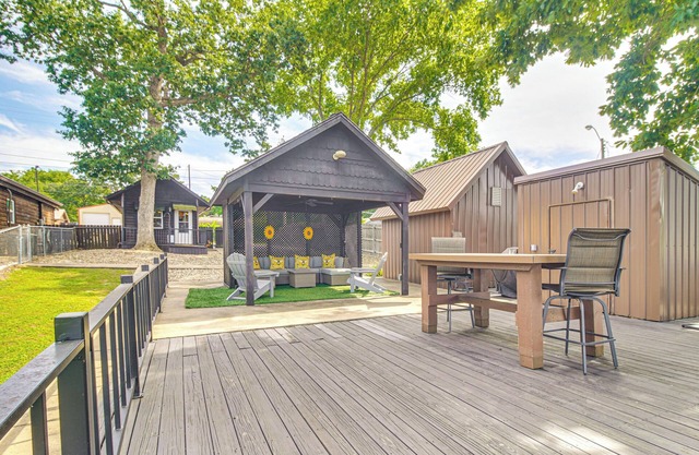 Walk to Launch: Lakefront Cabin w/ Deck in Grove!