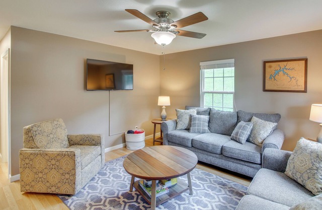 Welcoming Byrdstown Home: Walk to Main St!