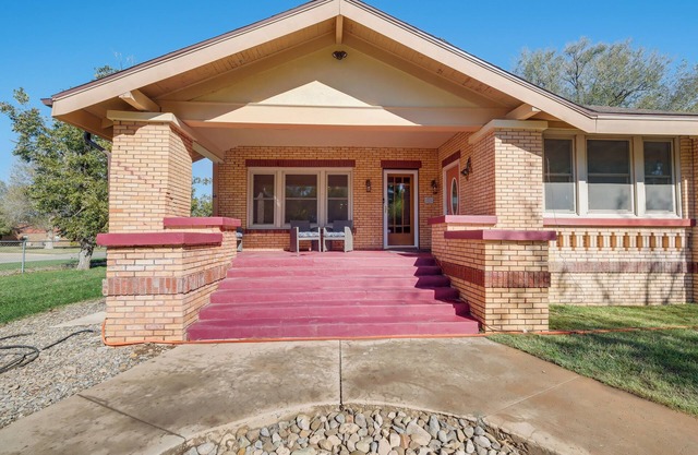 Walk to Main Street: Charming Roswell Home!