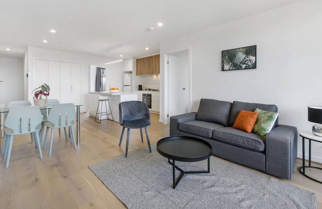 Walk to Moonee Valley 2br, Free wifi, wine