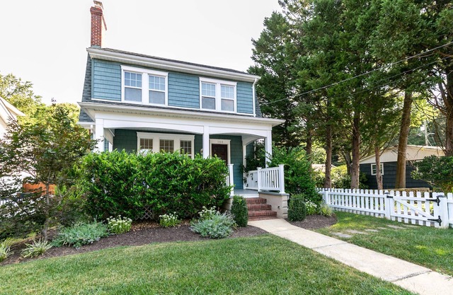 Luxury Home with Private Backyard, Parking and Easy Walk to Restaurants, Shops and Stadium