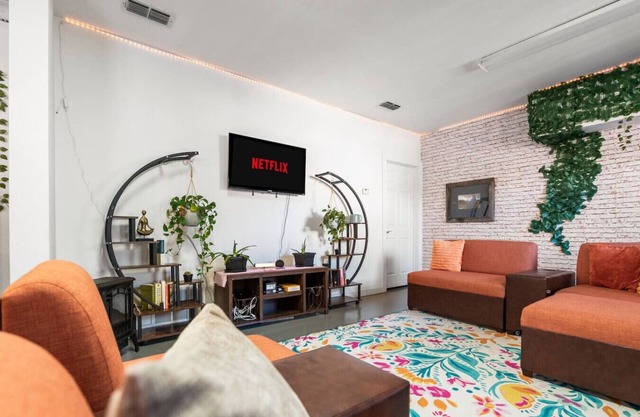 Cozy 1-bedroom apartment in charming Laredo with WiFi, AC, Near outlets