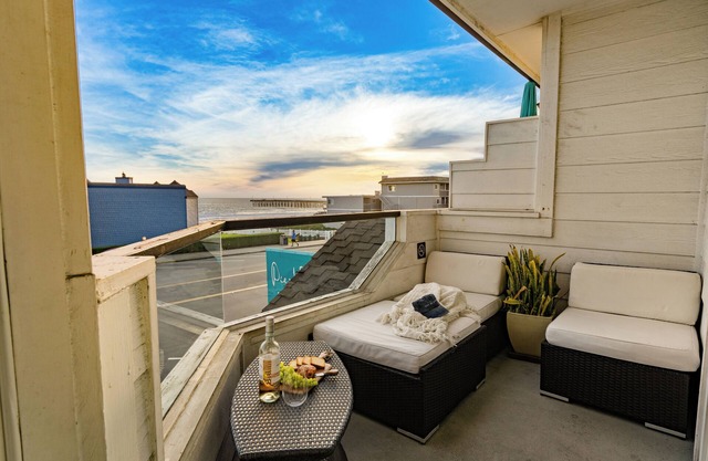 Walk to Pier! 2BR w/ Ocean Views, Shared Bar, Firepit & Lounge Area