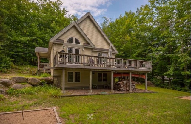 Walk to pond / playground in pet friendly chalet while enjoying mountain views
