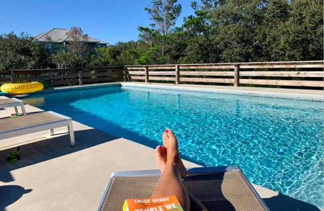 WALK TO PRIVATE ACCESS "PET FRIENDLY BEACH" ENJOY PRIVATE POOL & HOT TUB