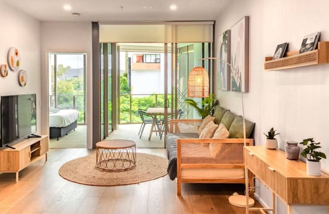 Walk to River, Cute Designer 2BR Apt in West End