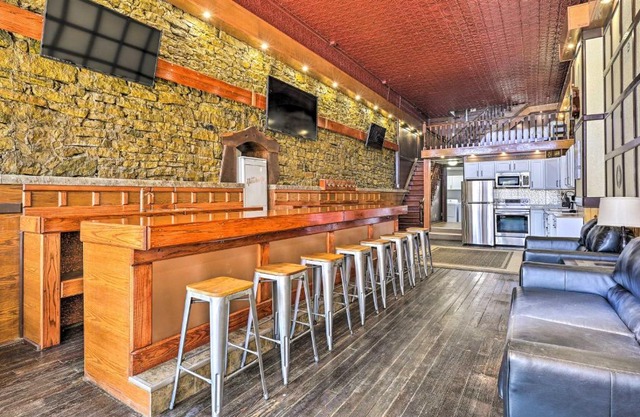Walk to River Unique Studio in Renovated Bar!
