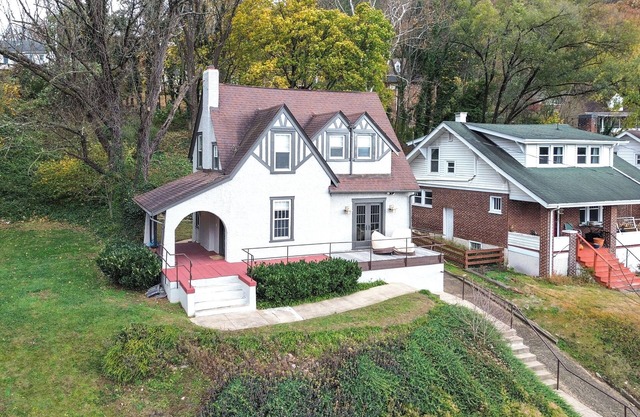 Walk to Roanoke River Greenway: Mountain-View Home