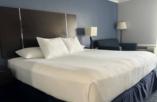 Walk to Seal Beach & Pier – Onsite Pool, Free Breakfast & Parking